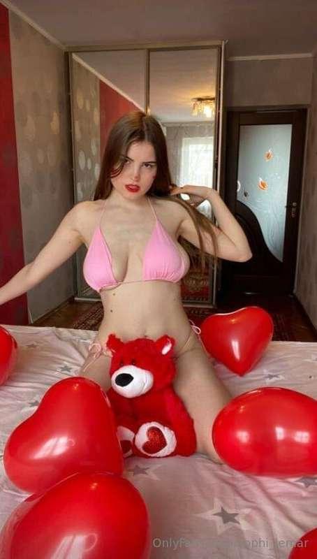She has the sexiest boobs,natural babe wants to make you cum..