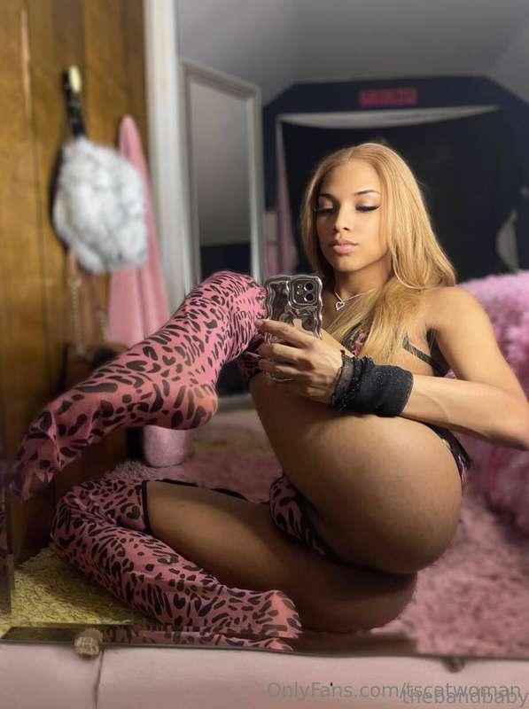 Cutie @petitepeachbby is a hot trans girl 🩷 that knows how t..