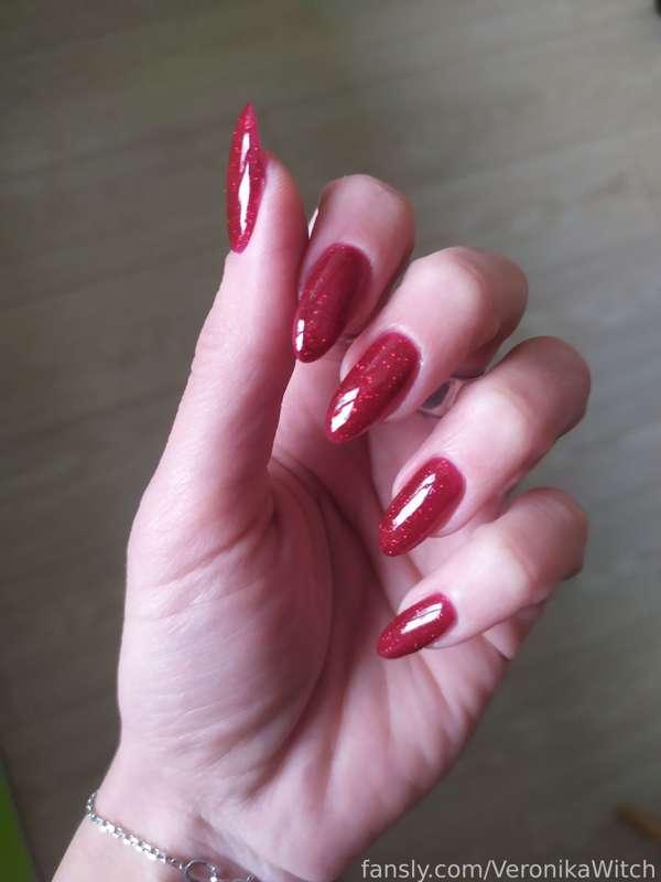 I adore my red nails. They look like I've torn out men's hearts with them 😈

#nails #manicure #nailpolish #fingers #hands
