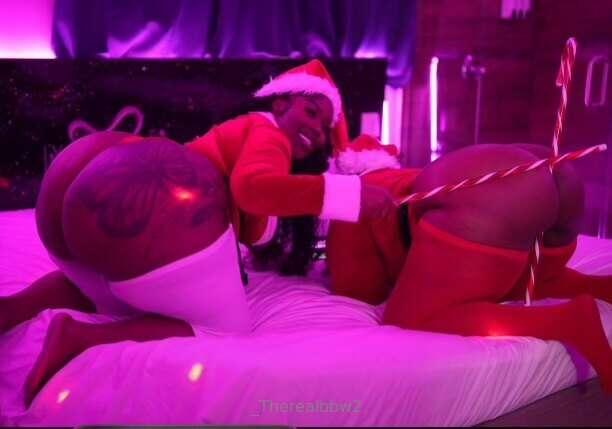 🧑🏾‍🎄🫶🏾