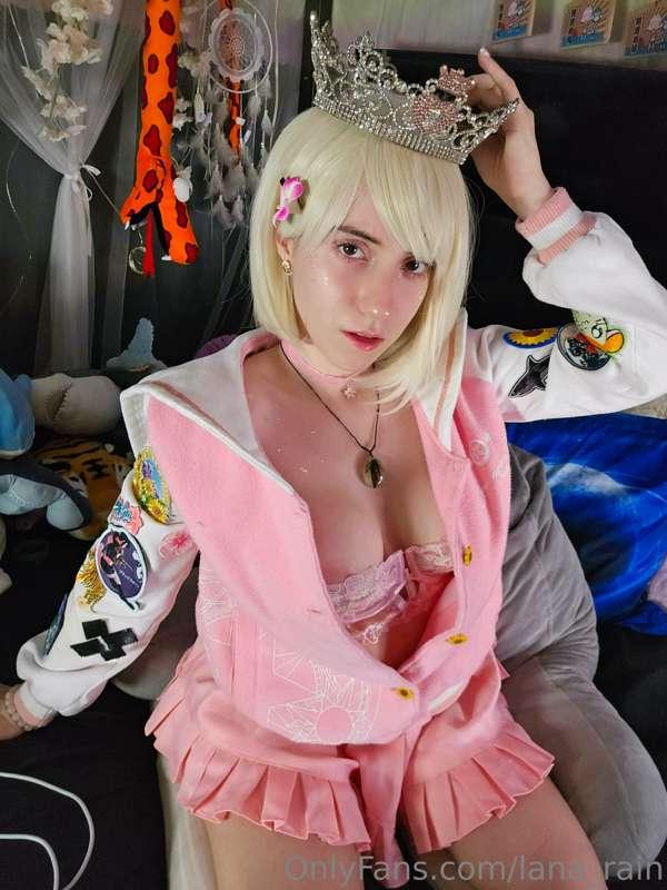 I'm live now on MV Live if you guys want to come hang out <3..