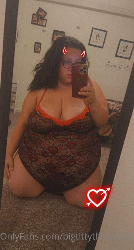 9 months pregnant today, looking and feeling good 😘