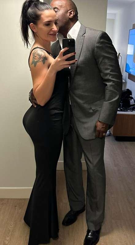 My pre dinner date photo with the gorgeous @adreenawinters 😍..