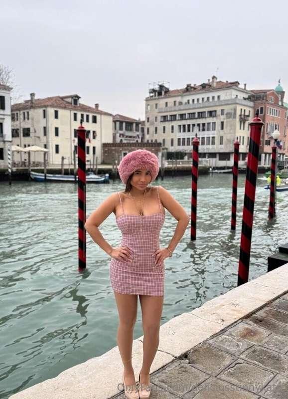 Write me daddy I’m alone and horny in my house….DM please….😍..