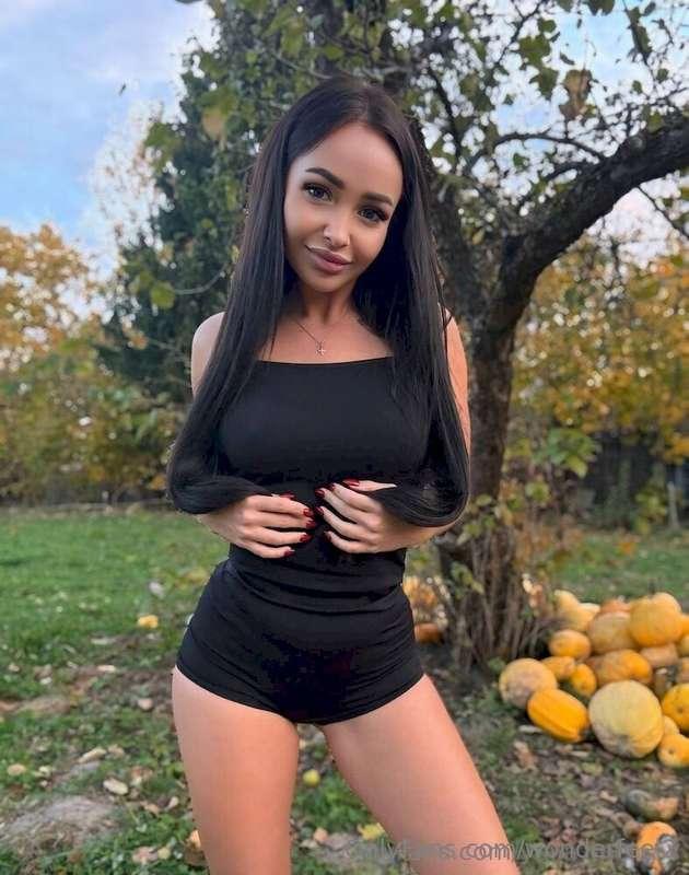 Sexualy hungry MILF@yulia_melons want to show daddy how wet ..