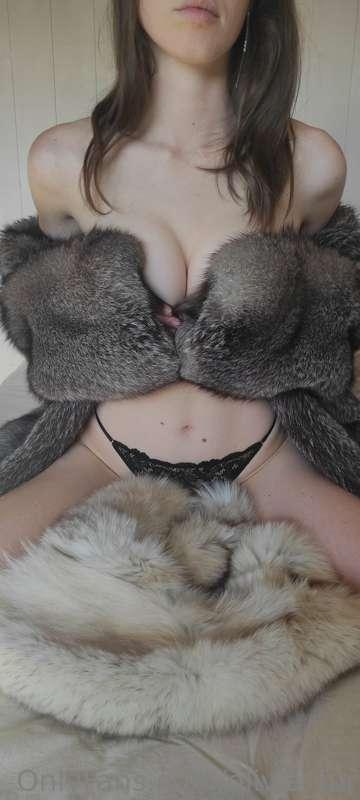 How exciting is this silver fox fur ? ♡