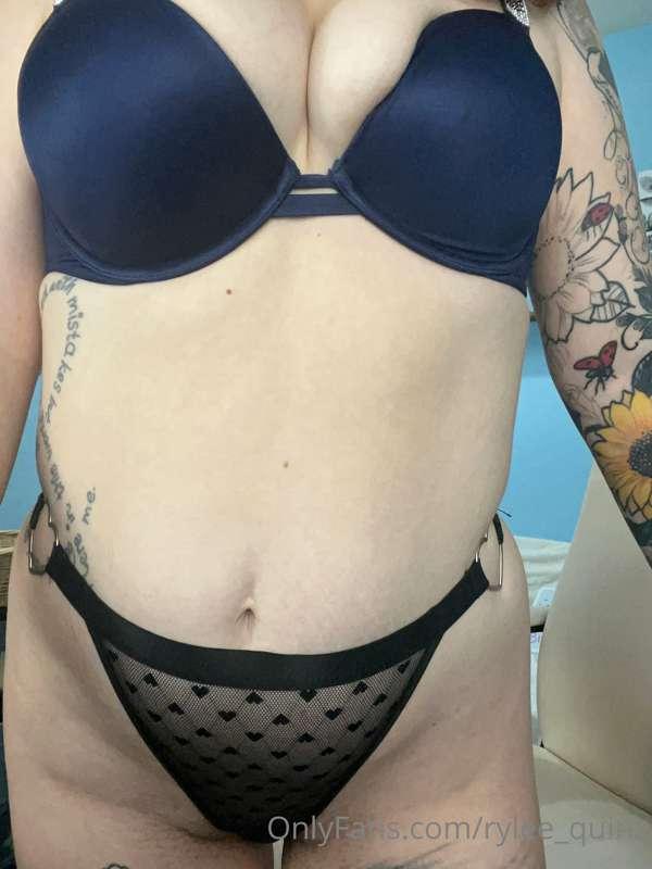 Todays streaming outfit, come see me online !
