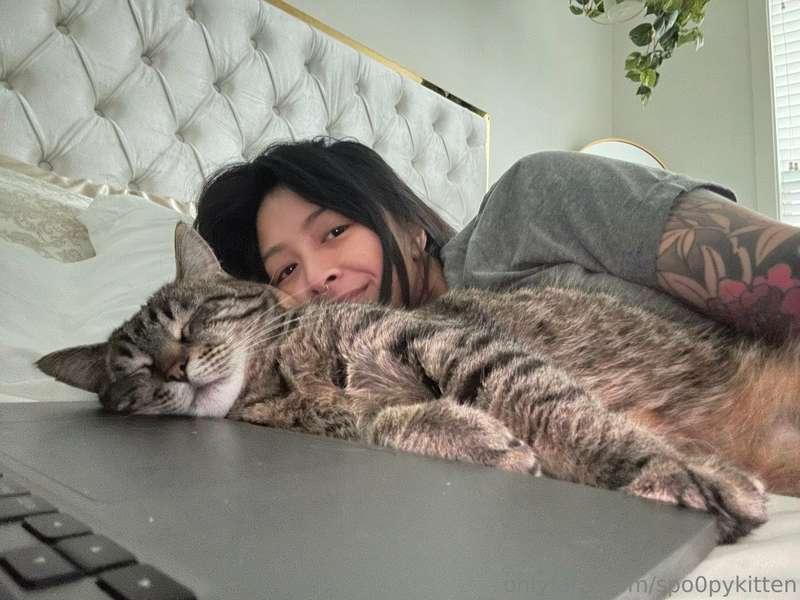 my pussy wants attention 🐱