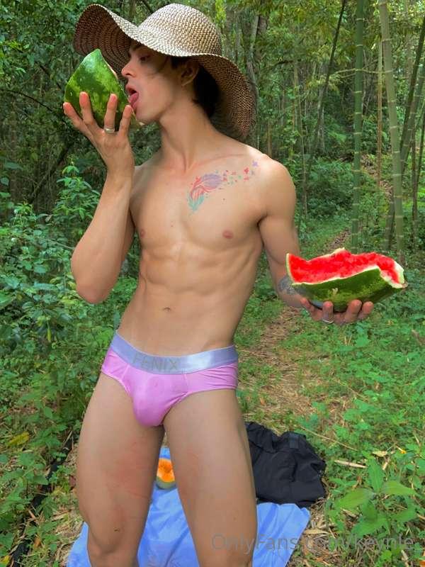 I have an special video squeezing 🍈 And 🍉 with my legs, on y..