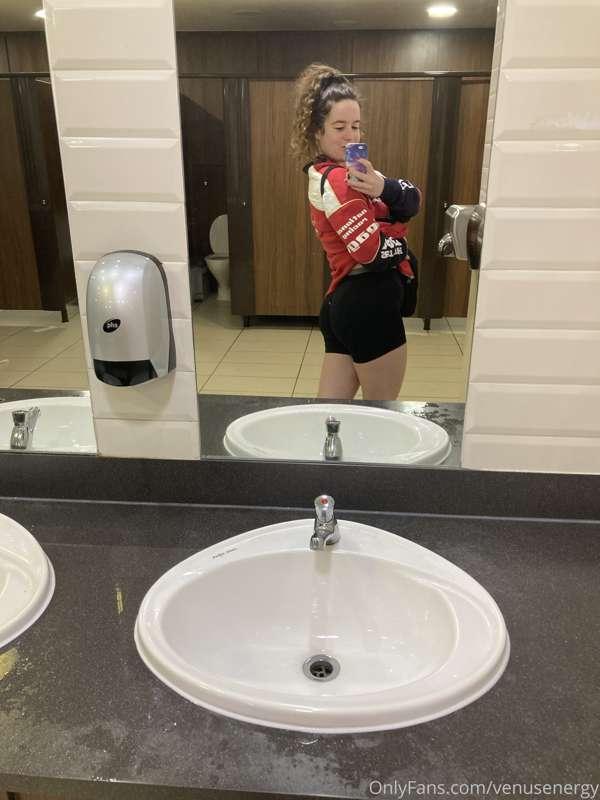 quick booty t0ilet pic