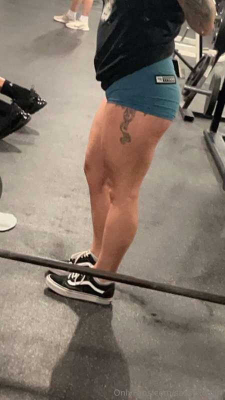 Come get your fitness muscle Mommy fill with this milf😘