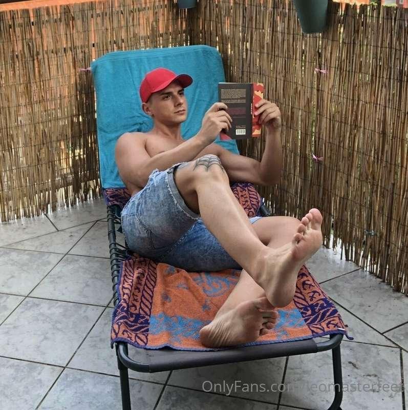 While I'm reading a book you massage my feet 😍😍😍