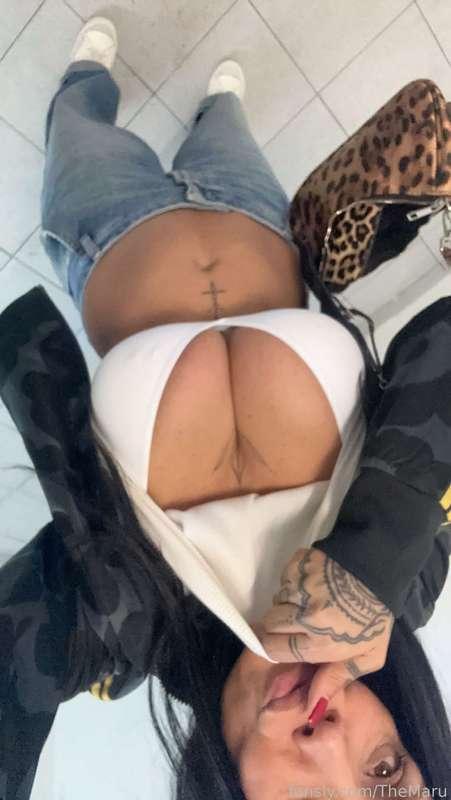 Walking home 🏠 wanna join me ?? 🍒