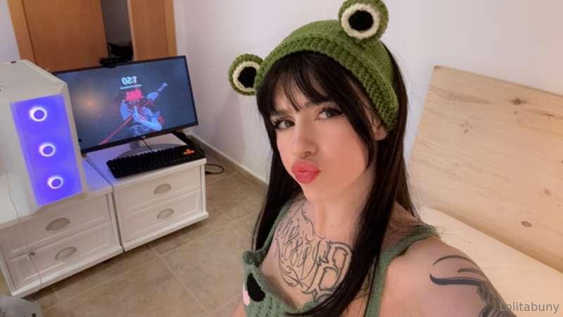 Está ranita está enfadada 🐸 por qué nadie le da un besito
