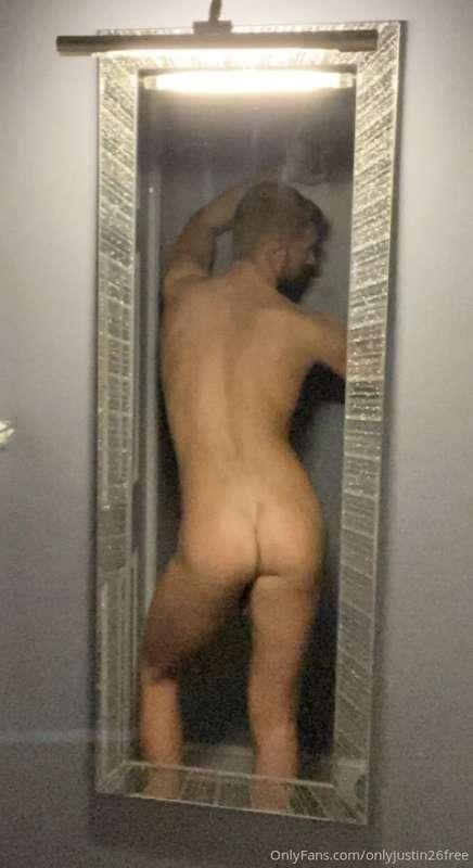 Who likes my lil tushy 🍑
