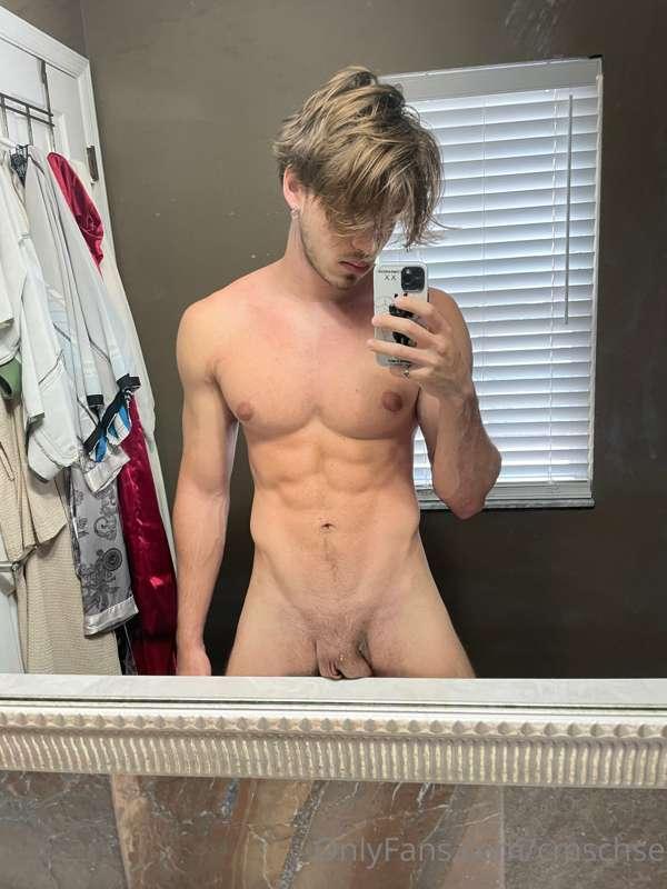 Looking LEEEAN🍆