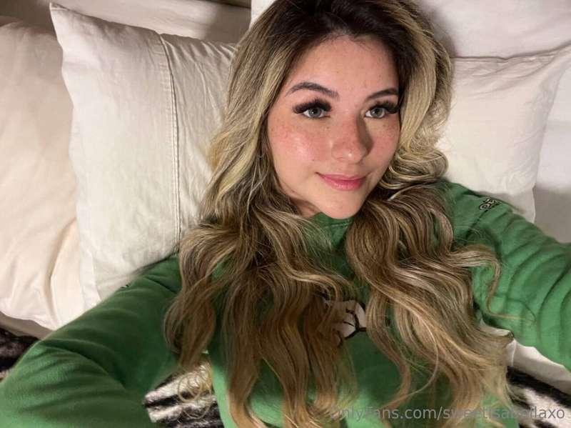 Warm smile, honest vibes 🥰 Come say hi and make my night 😉 💫