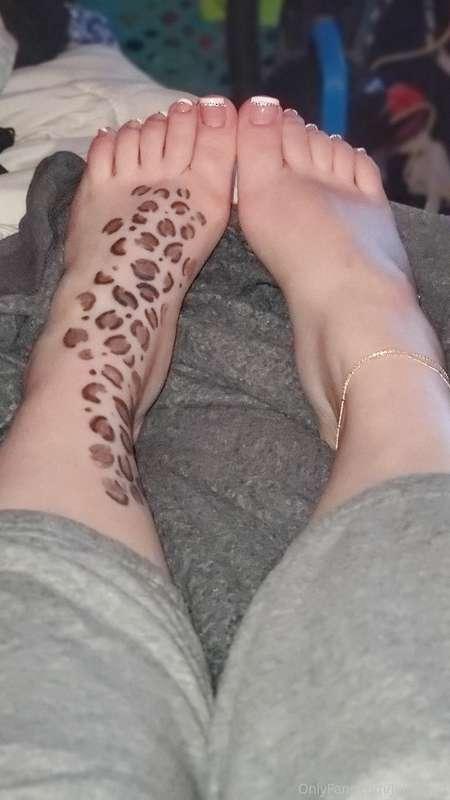 somebody come give me a foot rub🛐