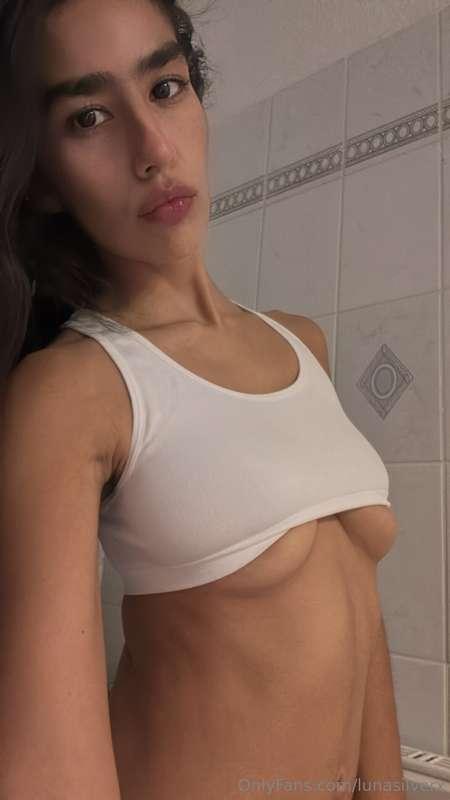 I know how much you love a little underboob moment 💋