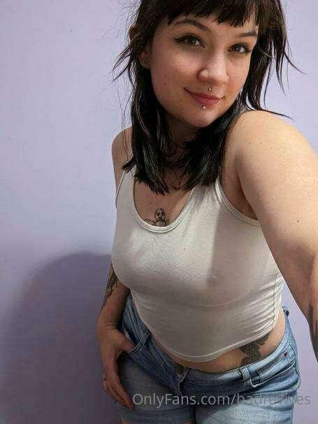 Cute girls in crop tops. ;)