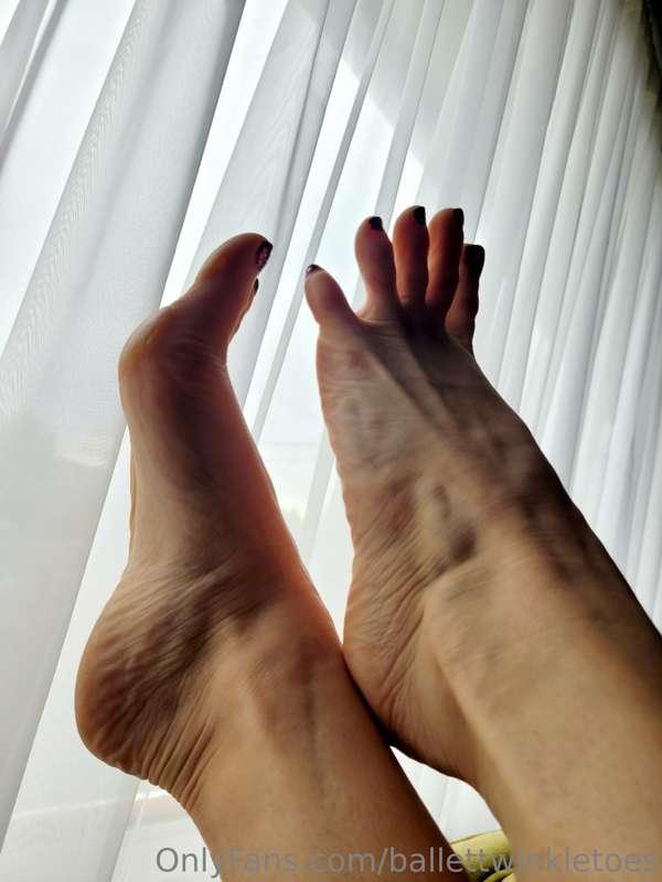 Spreading my toes 👣