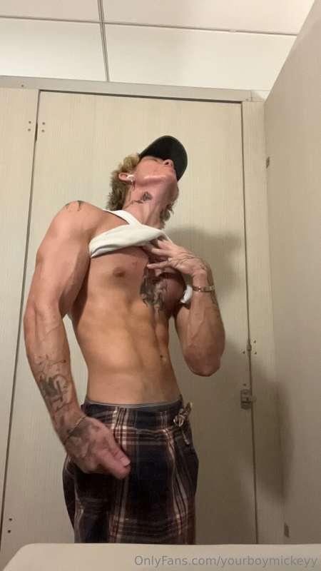 Just a little bathroom flex to start the day off right! 💪