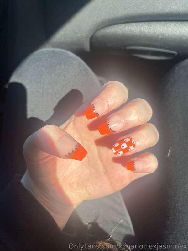 New nails who dis 🧡 👻