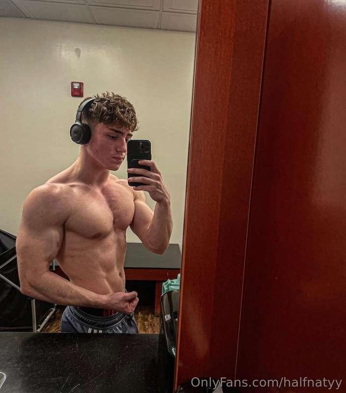 Who needs filters when your reflection’s this hot? 🔥
