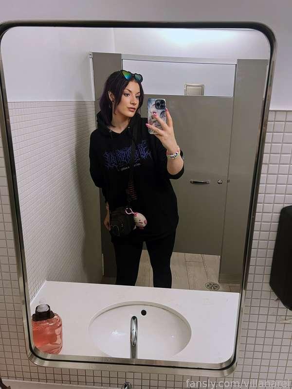 Comfy fit check in the bookstore bathroom today ✨ and a lil 🍑 shot too~

#fyp #tall #tallgirl #outfit #fashion #goth #gothgirl #altgirl #alternative #purplehair #hoodie #leggings #boots #booty 