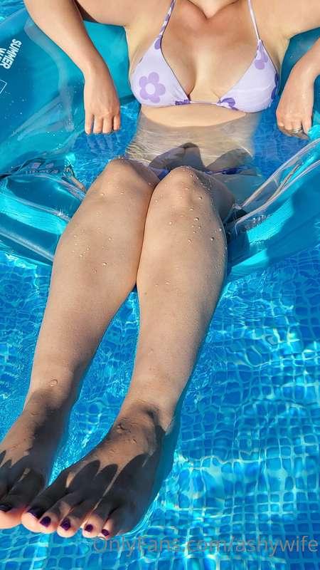 Pool time baby! Would you hit on me if you saw me at the poo..