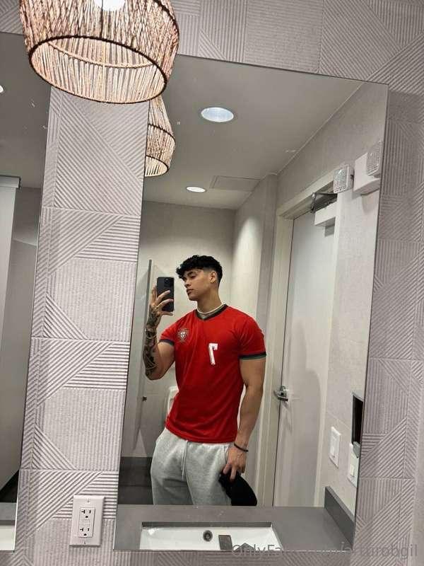 I know what the mirror sees… do you? 😉