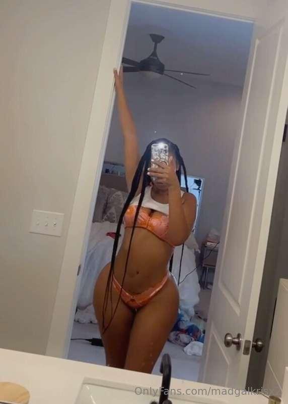 Let me peel off this bikini for you 🤭💦