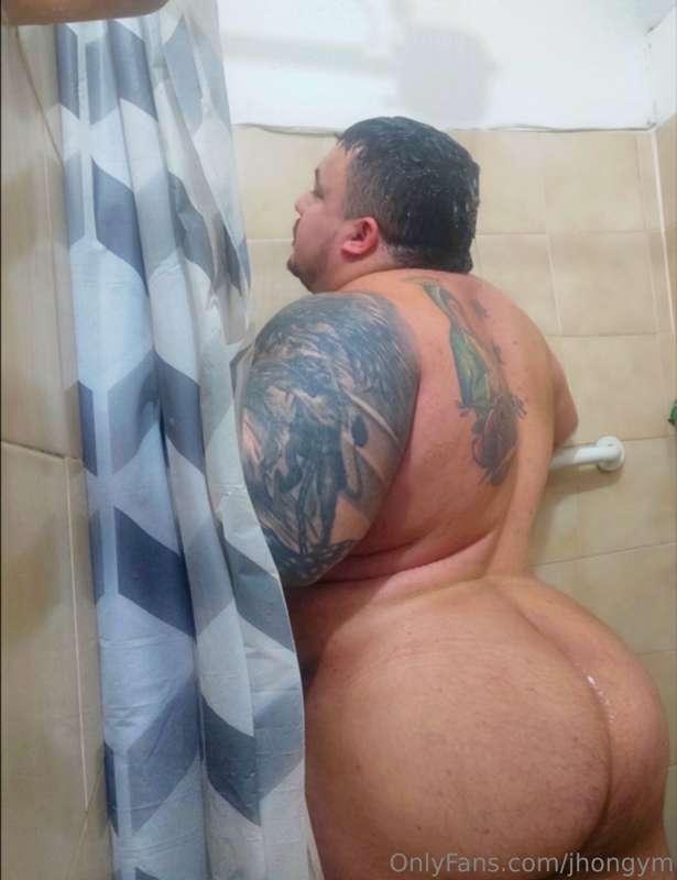 Ven conmigo a darte una ducha, necesito que me enjabones🧼🔥

..
