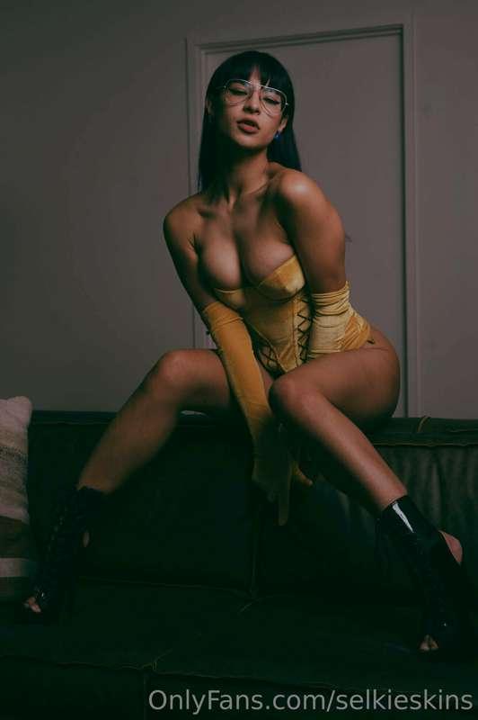The queen bee needs her foot rubbed