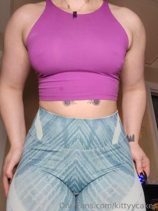 swipe to lift my workout top 👉
ASK ME ANYTHING 💗 AMA
comment..
