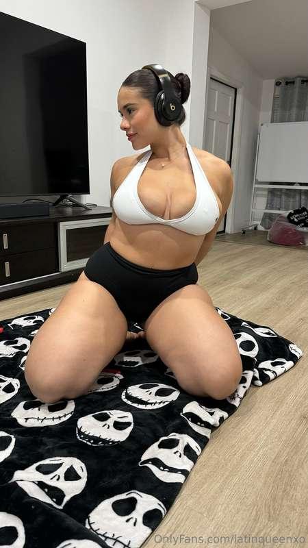 should i squeeze ur head with those? 🤭