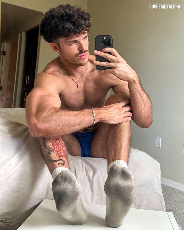 worship my sweaty gym feet 👣 
