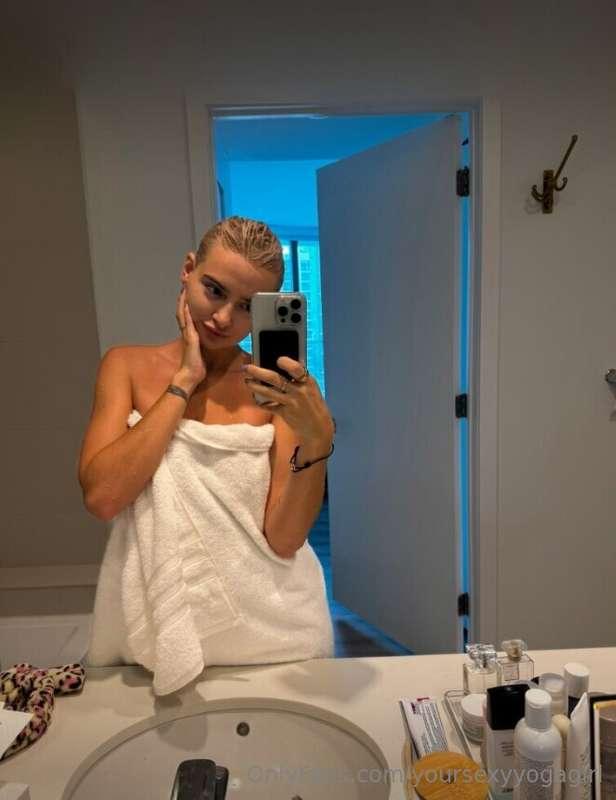 **Come take a morning shower with me 🤤💦**