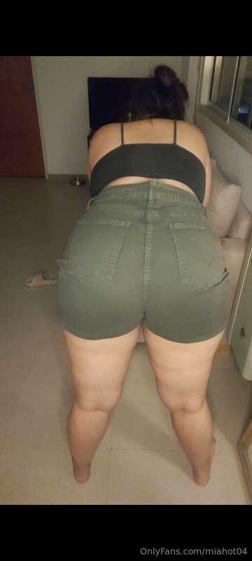 farts with jean shorts, do you like it? I would love for a m..