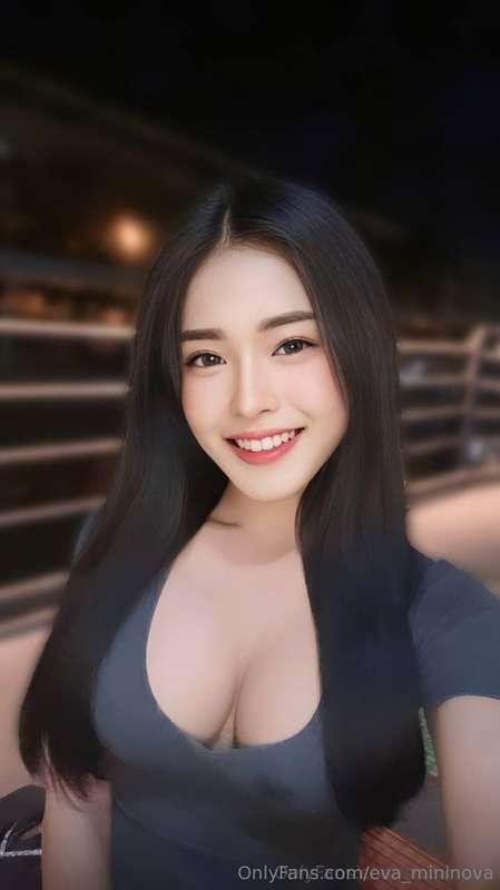 JOIN HER AS SHE SPREADS HER LEGS FOR CAMERA 🥵@suephong 🌈@sue..