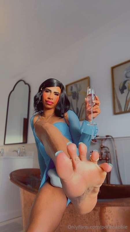 I like having a lil drink while you worship my feet and watc..