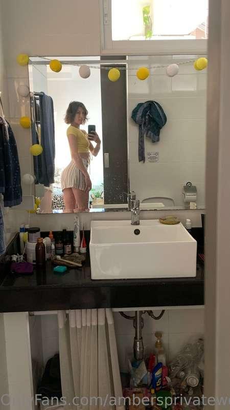 Showing you what’s under this tiny skirt in 2 videos 😉
Tip $..