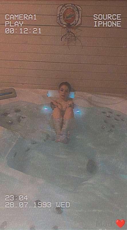 Who wants hot tub content?😈