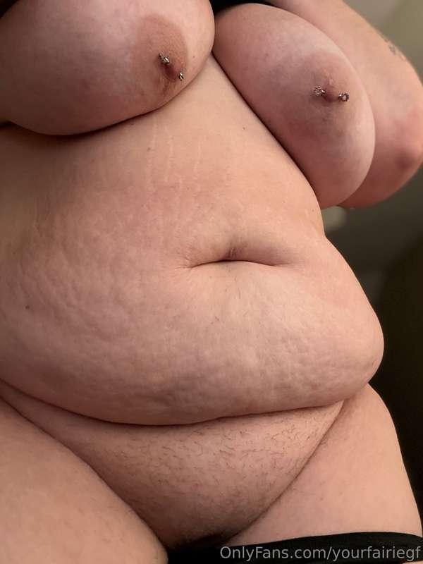sometimes i miss my nipple piercings 👀