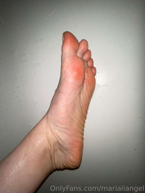Don't be shy. Lick every crease on my soles😩💦