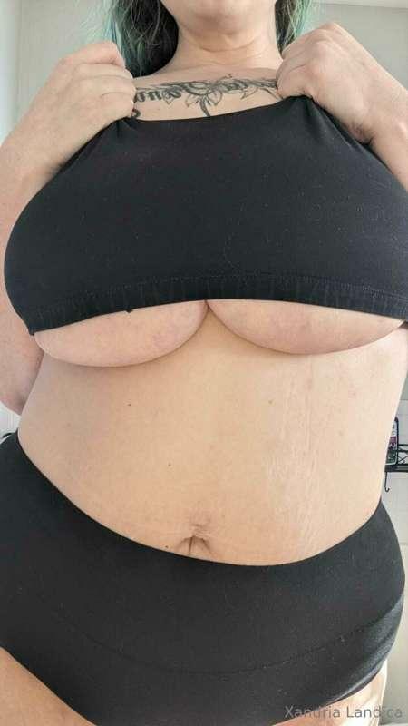 I hope you like a little under boob to end your day 😍🥰 Anyon..