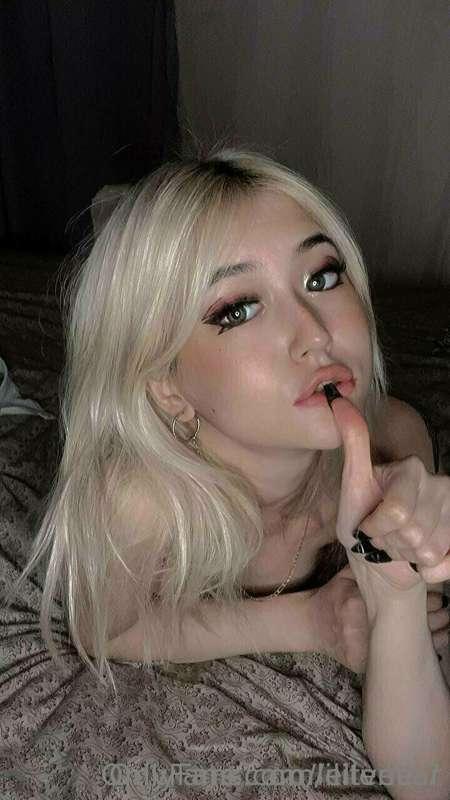 Fresh scottish blonde @lilitveliar who’s verrry petite in al..