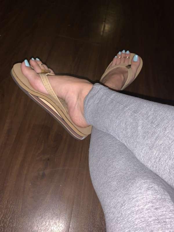 my new flip flops 
so comfy 🙌🏼 they can be worn with anythin..