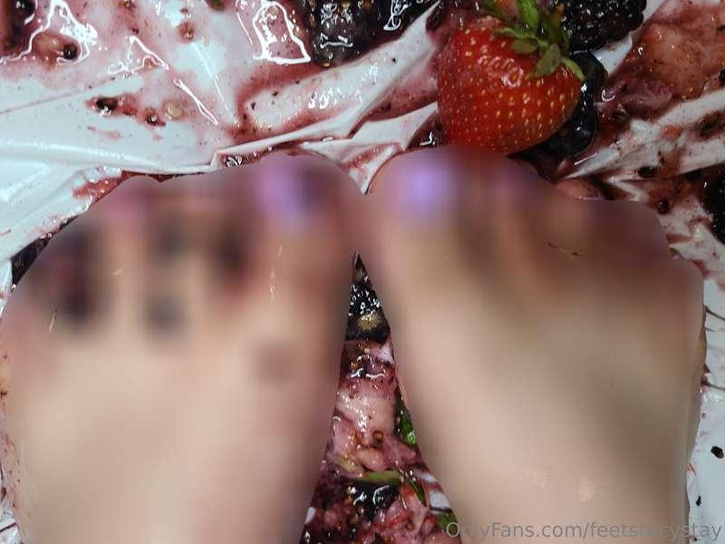 Tasty treat to eat🍓 sending in the dms soon🍓 includes video🍓