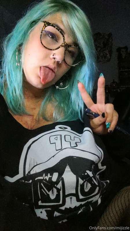 Little photoshoot of myself with my green hair !!